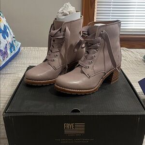 Frye Sabrina 6G Laceup- color lilac